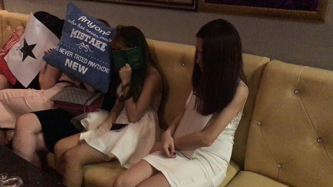 Tiếp viên trong nhà hàng hoạt động Karaoke không phép