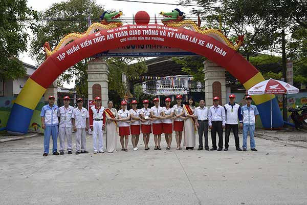 Giám đốc cùng nhân viên cửa hàng Head Tiến Cường chuẩn bị đón khách tới tham dự chương trình