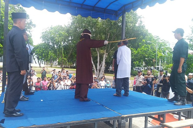 Ông Mukhlis bin Muhamma bị đánh bằng roi ở nơi đông người. (Ảnh: Berna News)