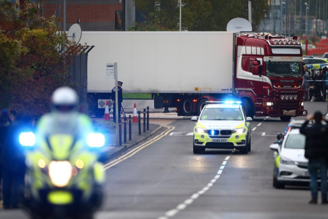 Hiện trường phát hiện chiếc xe tải chở 39 người đã thiệt mạng. (Ảnh: Reuters)