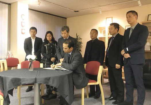 Thứ trưởng Ngoại giao Tô Anh Dũng ký sổ tang bày tỏ sự thương tiếc các nạn nhân thiệt mạng trong xe tải ở hạt Essex. (Ảnh: baoquocte.vn)