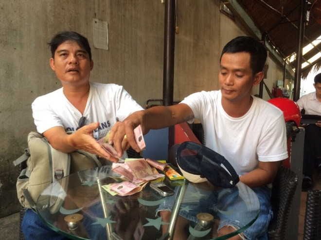 “Hiệp sỹ” Hải (trái) cho biết truy đuổi gần 3 km mới ép xe khống chế được Cường