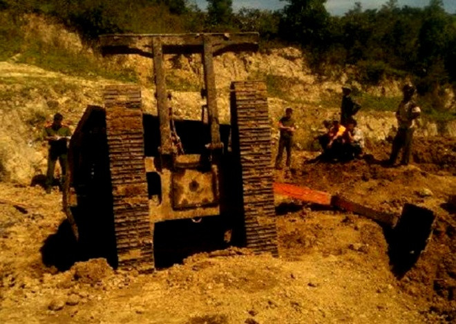 Hiện trường xe máy múc bị lật.