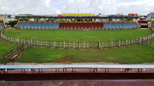 Sới chọi trâu đã được Ban tổ chức thu hẹp và gia cố chắc chắn để đảm bảo an toàn. Ảnh: VnExpress.