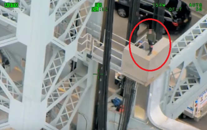 Người đàn ông 31 tuổi trèo lên cầu Triborough định tự tử. Ảnh cắt từ video