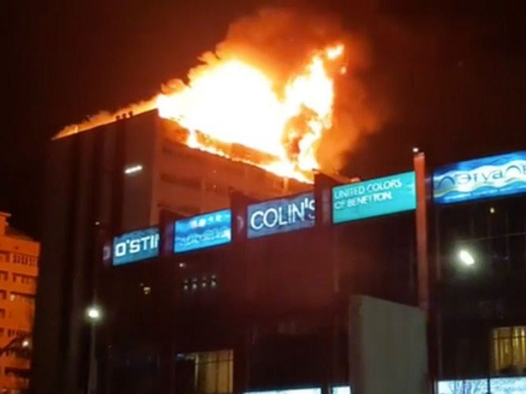 Khu vực căn hộ áp mái của toà nhà cao tầng ở Nga cháy lớn. Ảnh: Twitter