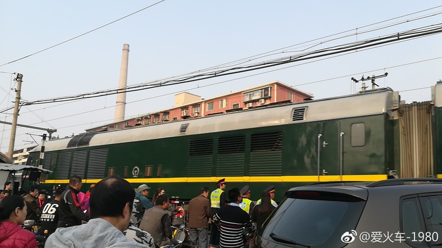 Đoàn tàu được cho là chở nhà lãnh đạo Kim Jong-un chạy qua thành phố Đan Đông của Trung Quốc. Nguồn: Weibo