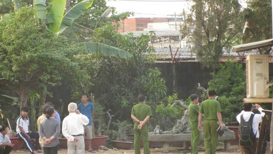 Vướng dây điện, xe cẩu cháy rụi, tài xế chết thảm