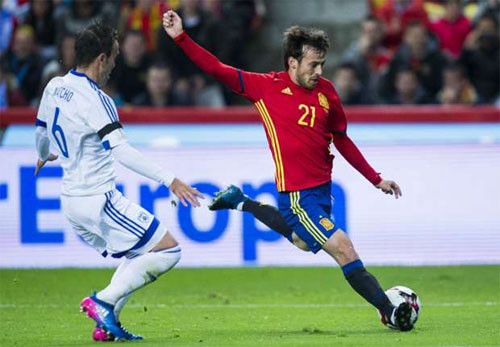 David Silva (áo đỏ) đã có 29 bàn và xếp thứ tư trong danh sách những cầu thủ lập công nhiều nhất cho đội tuyển. Ảnh: Reuters.