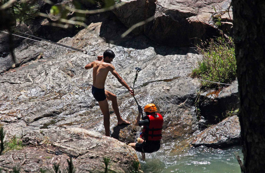 Tổ chức đu dây vượt thác chui ở Suối Vàng