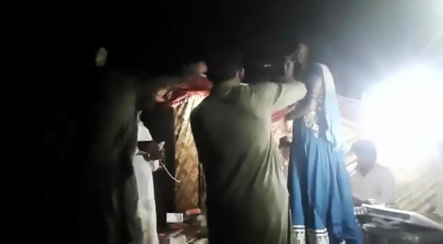 Khoảnh khắc nữ ca sĩ Samoon biểu diễn trong tiệc cưới trước khi bị khách say xỉn bắn chết. Ảnh cắt từ video