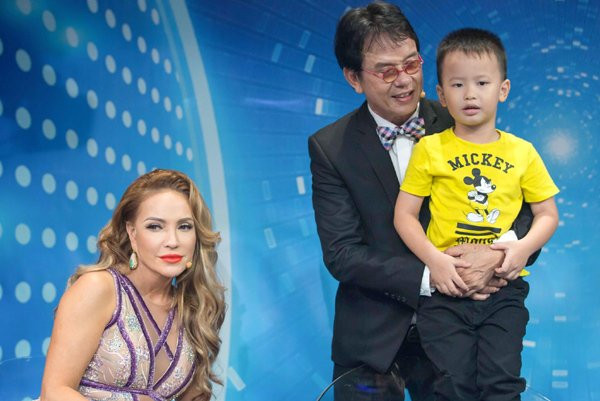 Thanh Hà bên cha con nhạc sĩ Đức Huy.