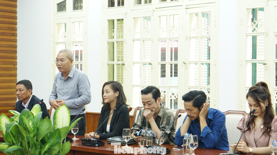 Đạo diễn Nguyễn Danh Dũng và ê kíp Về nhà đi con tri ân khán giả khi nhận bằng khen của Bộ VHTTDL