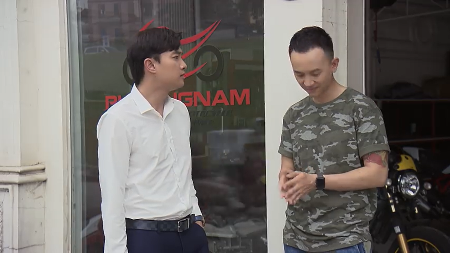 Vũ ghen vì Thư cười với người đàn ông lạ