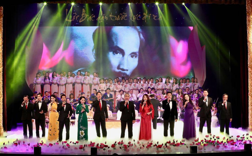 Chương trình nghệ thuật xúc động "Lời Bác dặn trước lúc đi xa".
