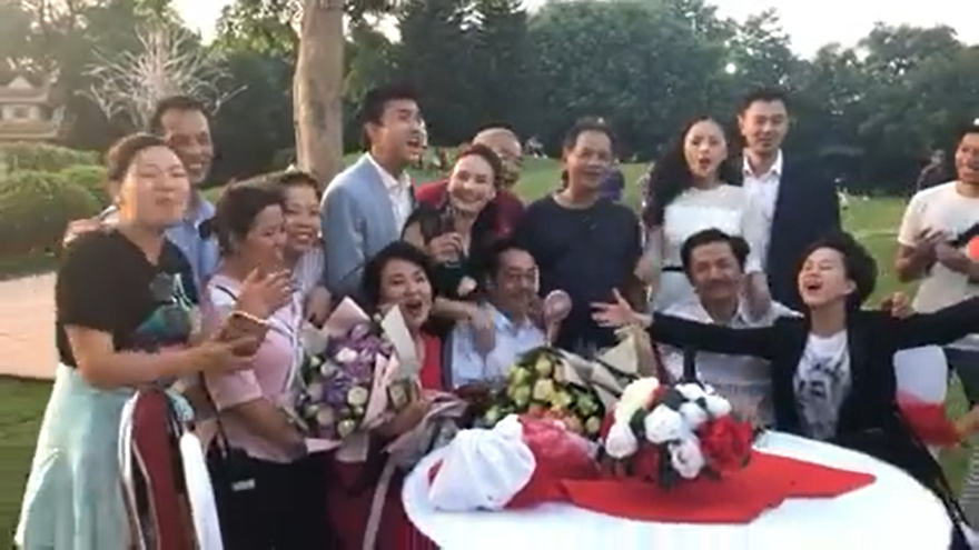 Clip dàn diễn viên hát 'Cảm ơn con nhé' sau khi quay cảnh kết 'Về nhà đi con'