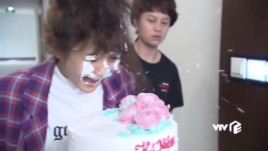 Bạn gái lẽo đẽo theo và tỏ tình với Dương