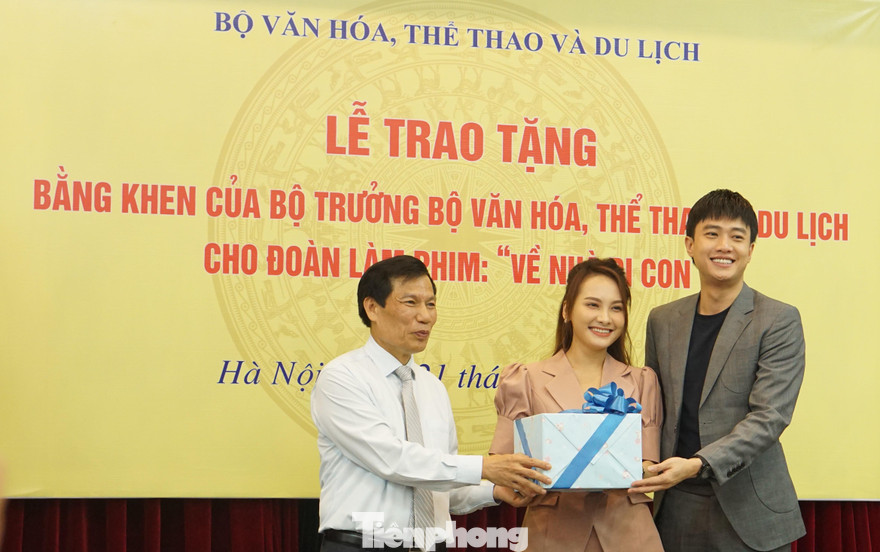 Bộ trưởng Nguyễn Ngọc Thiện trao quà cu Bon cho "bố mẹ" Bảo Thanh-Quốc Trường nhận hộ