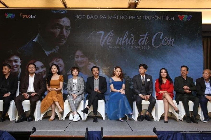 Bộ Văn hóa trao bằng khen cho đoàn làm phim Về nhà đi con