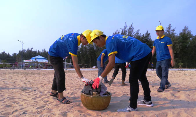 Hơn 1.500 ĐVTN Huế chung tay làm sạch môi trường biển