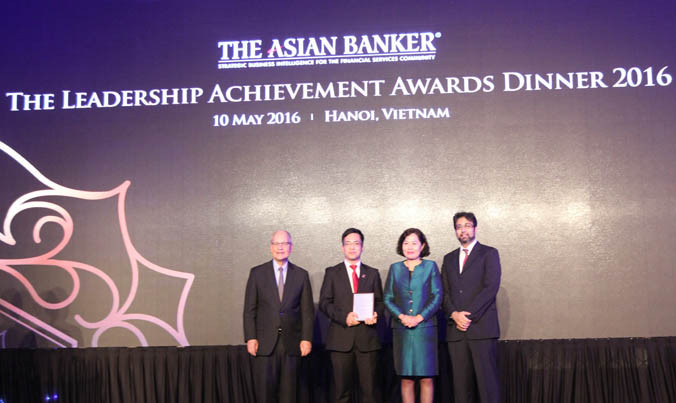 Đại diện Agribank nhận giải thưởng.