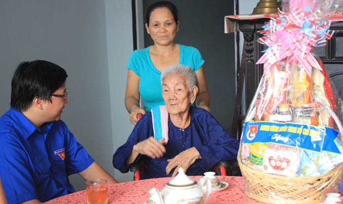 Anh Trịnh Minh Thái, Phó Chánh văn phòng T.Ư Đoàn đại diện T.Ư Đoàn thăm hỏi, tặng quà Mẹ Việt Nam Anh hùng Huỳnh Thị Tư (ngụ xã Đông Thạnh, huyện Hóc Môn).