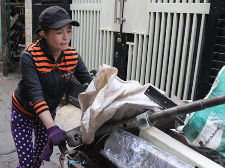 Từ ngày nhặt được số tiền, chị Hồng gặp nhiều phiền toái và mệt mỏi.