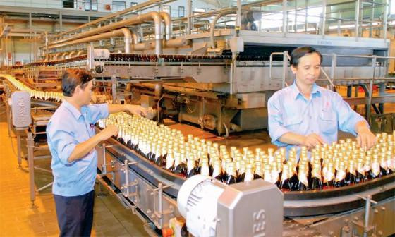 Dán tem bia khiến nhiều doanh nghiệp bức xúc vì phải chi thêm 7.000 tỷ đồng