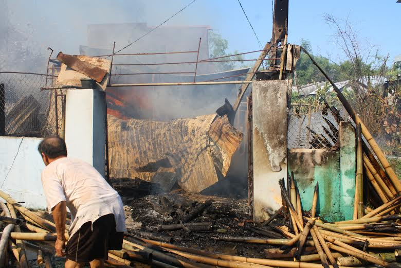 Hiện trường vụ cháy dữ dội thiêu rụi hoàn toàn xưởng tre, mây ở Huế