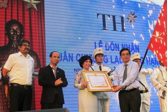  Bộ trưởng Cao Đức Phát thay mặt lãnh đạo Nhà nước trao Huân chương Lao động Hạng ba cho Tập đoàn TH