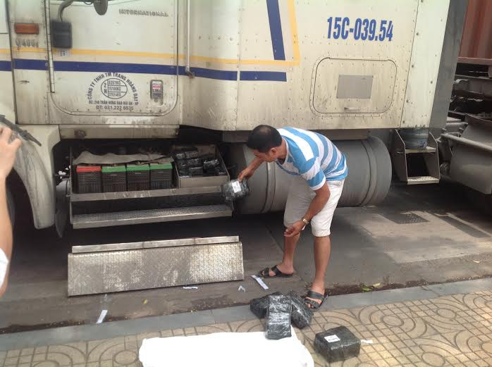 Điện thoại được giấu kín dưới gầm container