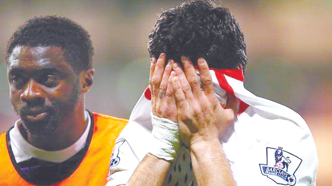 Luis Suarez cố giấu những giọt nước mắt thất vọng vào trong vạt áo. Ảnh: Getty Images 