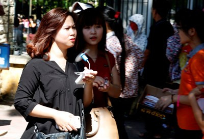 Quạt chạy mini được một số thí sinh sử dụng để chống nóng.