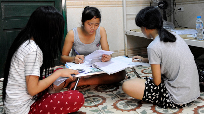Thí sinh nghỉ trọ tại KTX Mễ Trì "giam mình" trong phòng tránh nóng và ôn bài trước ngày thi. Ảnh: Xuân Tùng.