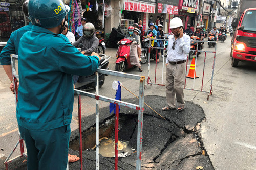 "Hố tử thần" trên mặt đường Võ Văn Ngân. Ảnh: KT