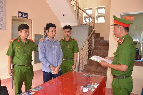 Công an tiến hành bắt giam Nguyễn Minh Hoàng. Ảnh: Công an TP Hồ 