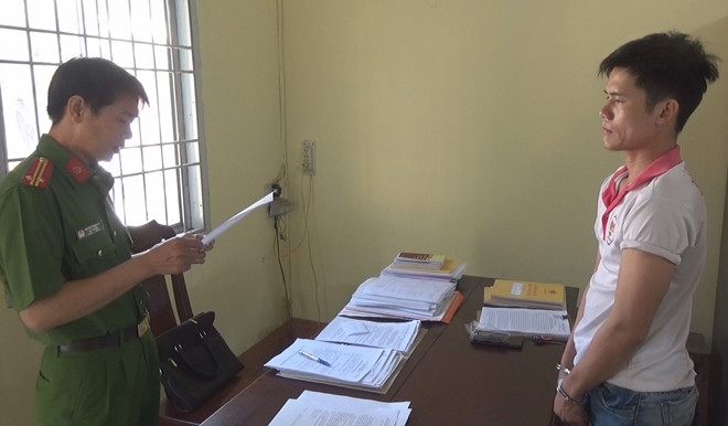 Cán bộ điều tra tống đạt quyết định khởi tố bị can.