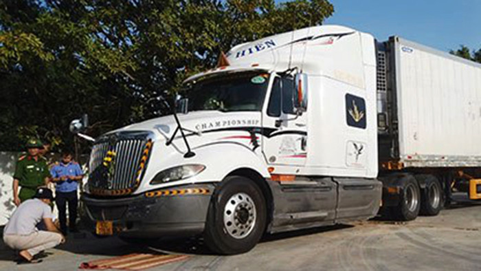 Khám nghiệm dấu vết trên xe đầu kéo