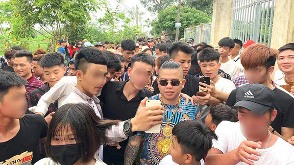 "Thánh chửi" Dương Minh Tuyền (đeo kính đen).