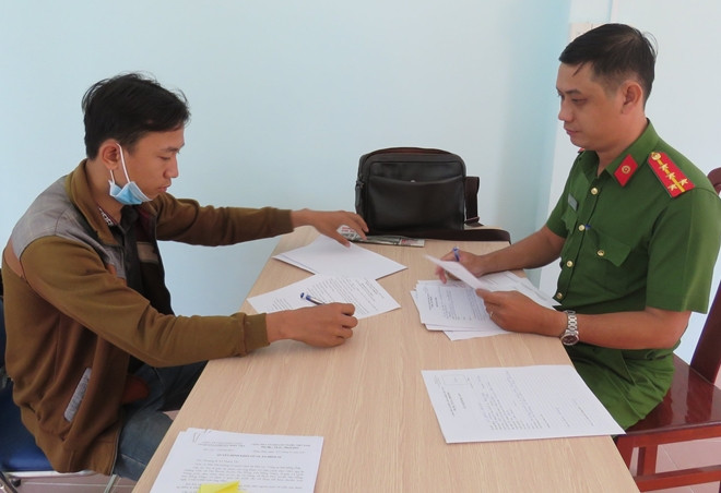 Trung tại cơ quan Công an. 