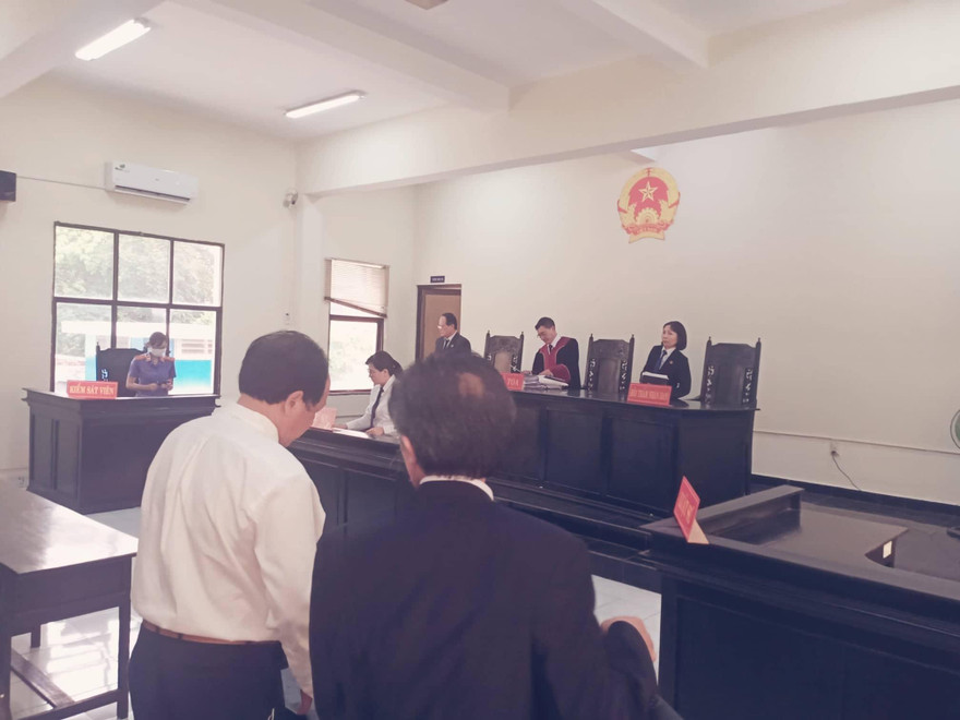 Chủ tọa đang công bố quyết định dừng phiên tòa trưa nay. Ảnh: Tân Châu.