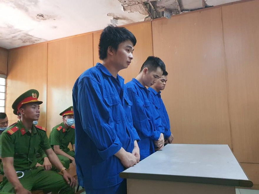 3 bị cáo tại phiên tòa ngày 27/4. Ảnh: T.M