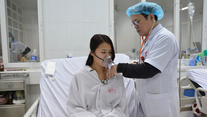 Nạn nhân được các bác sỹ khám chữa trị.