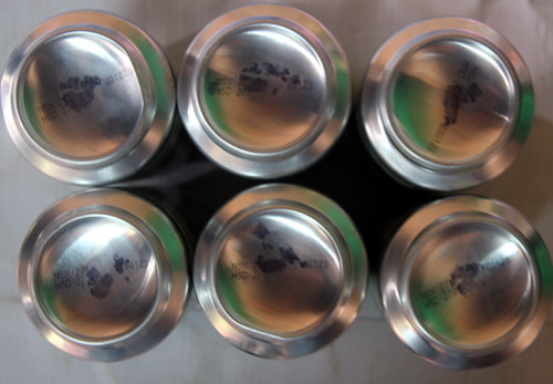 Có 343 lon trong 60 thùng bia ở tiệc cưới không nhìn thấy thời hạn. Ảnh. Tiến Hùng.