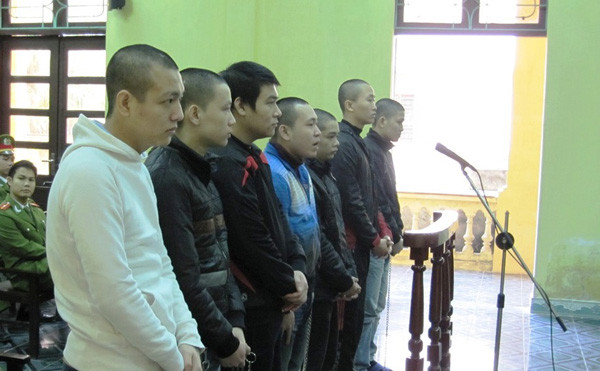 Các bị cáo khai nhận được đàn anh nhờ nên đã tham gia ẩu đả với dân