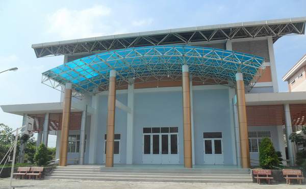  Nhà thi đấu đa năng ở trường THCS Định Môn rộng 1.000 m2 lãng phí khi đi vào khai thác. ẢNH: HOÀ HỘI