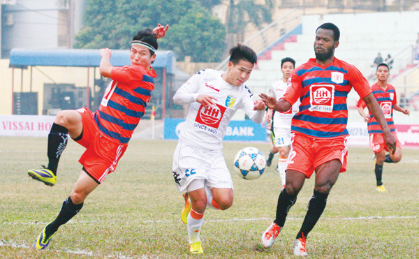 Cả Hà Nội T&T (giữa) lẫn V.Ninh Bình đều than trời do chót ký hợp đồng với ngoại binh thứ tư. ảnh: Hoàng Anh 