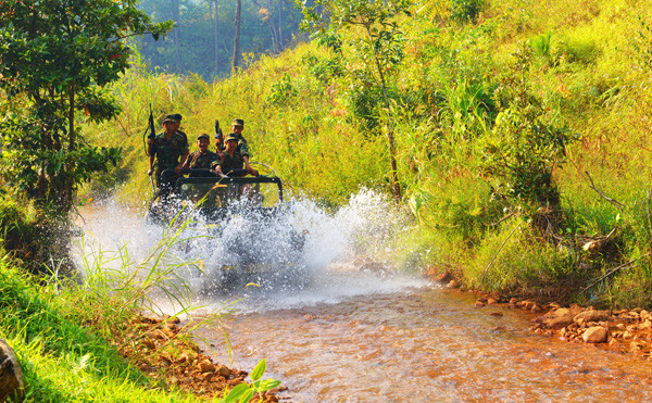  Cưỡi xe lội suối trong làng Cù Lần. Ảnh: h.t.N