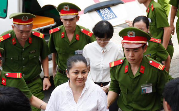 Hiếm khi các bị cáo trong đại án Huyền Như cười tươi như thế này