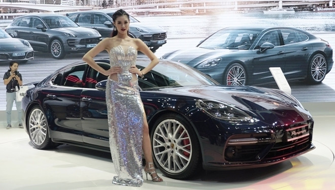 Porsche Panamera Turbo nổi bật giữa 'sân chơi' xe nhập